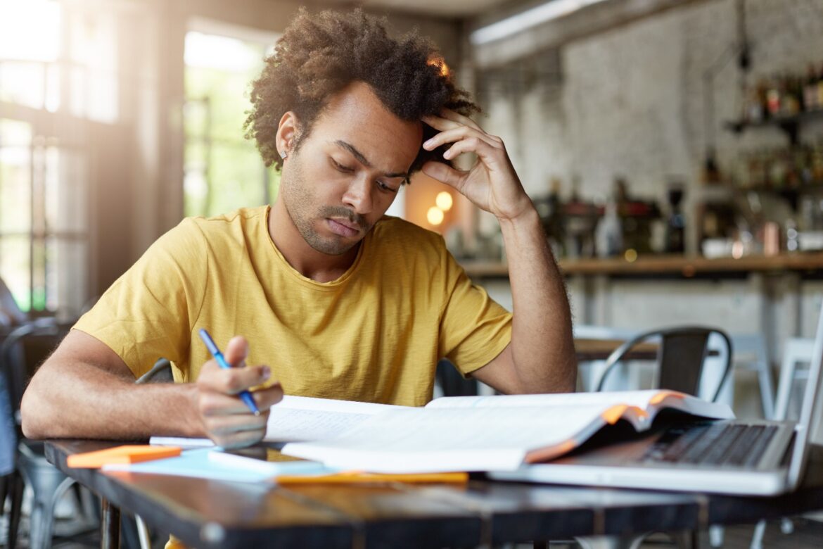 Especialistas alertam para a necessidade de apoio psicológico para estudantes universitários