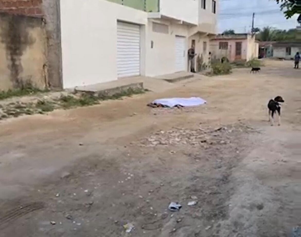 Homem foi executado a tiros no bairro José Liberato, em Caruaru