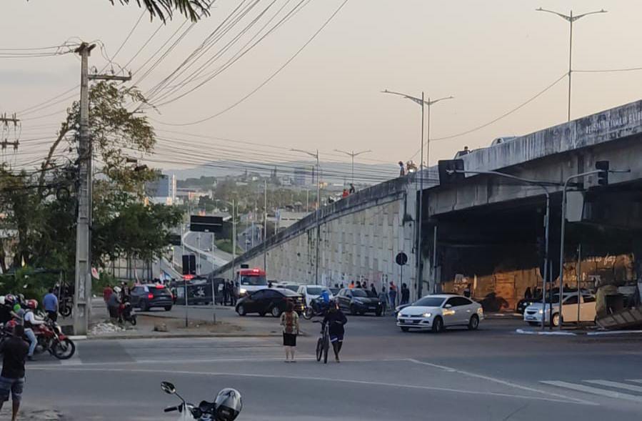 Homem é executado a tiros próximo de viaduto, em Caruaru