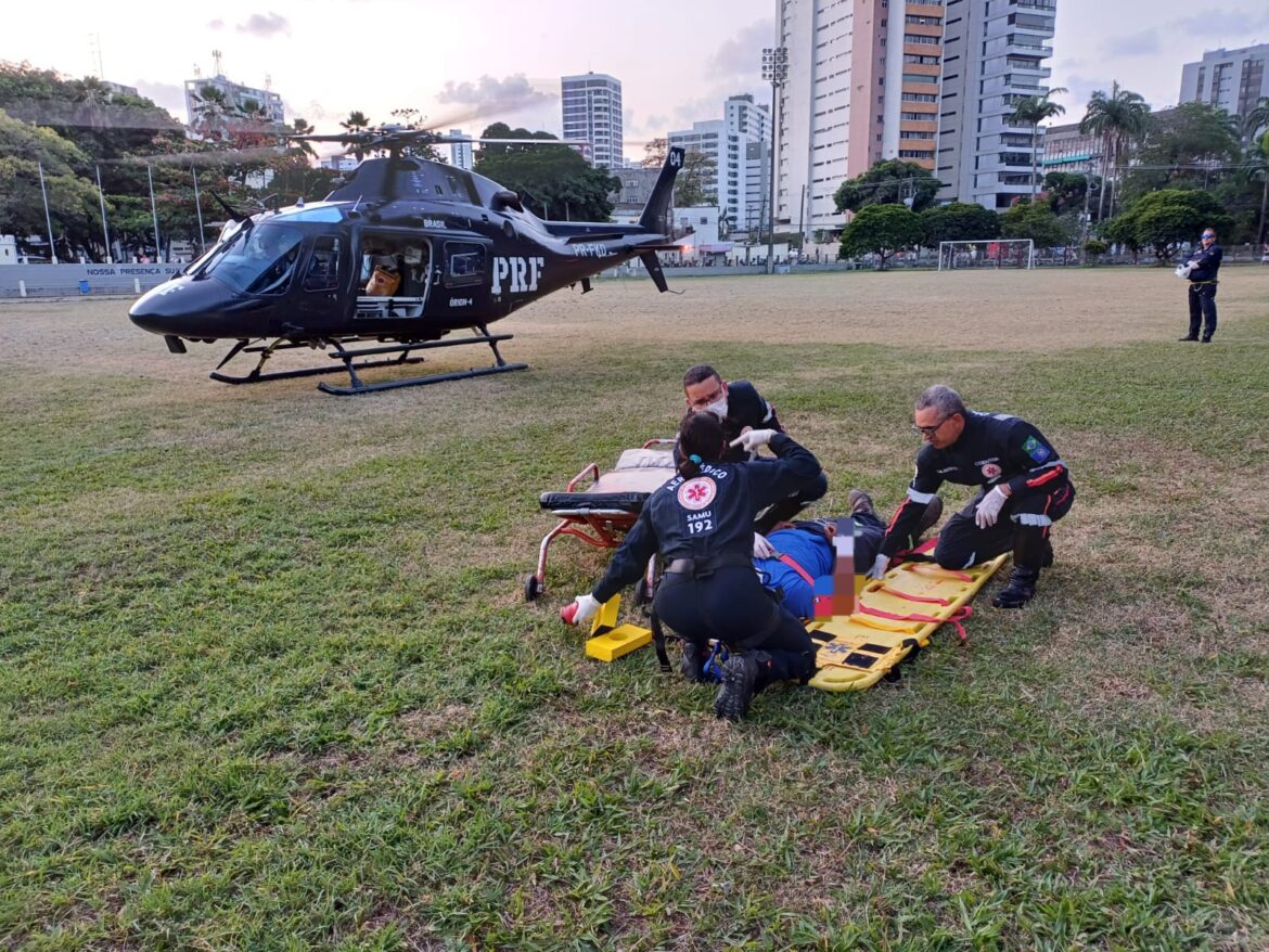 Carro capota e motorista é resgatado de helicóptero em Pernambuco 