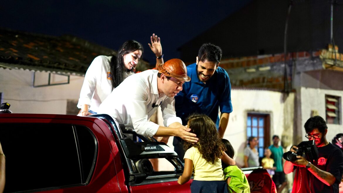 Armandinho e Karla Vieira Realizam Carreata em Diversos Bairros de Caruaru