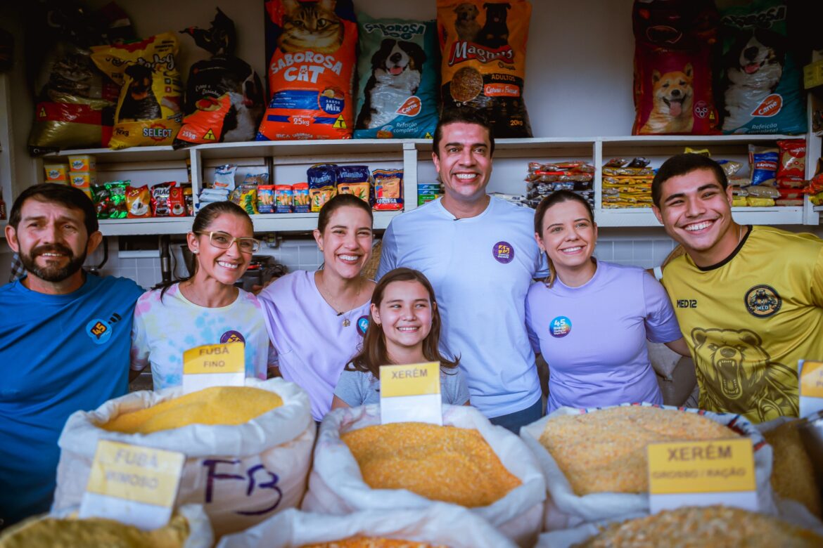 Ao lado de Raquel Lyra, Rodrigo Pinheiro recebe apoio de feirantes e compradores no Parque 18 de Maio