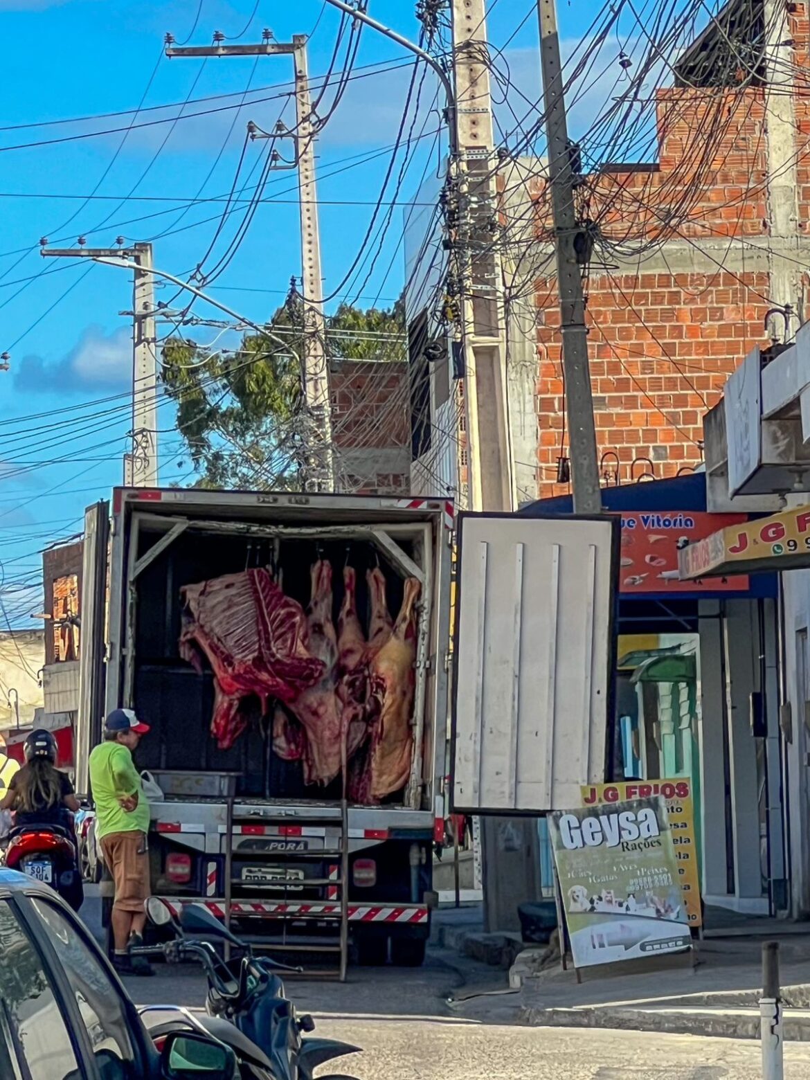 Agrestina – Sobrinho da primeira-dama faz suposto transporte clandestino de carnes para consumo humano