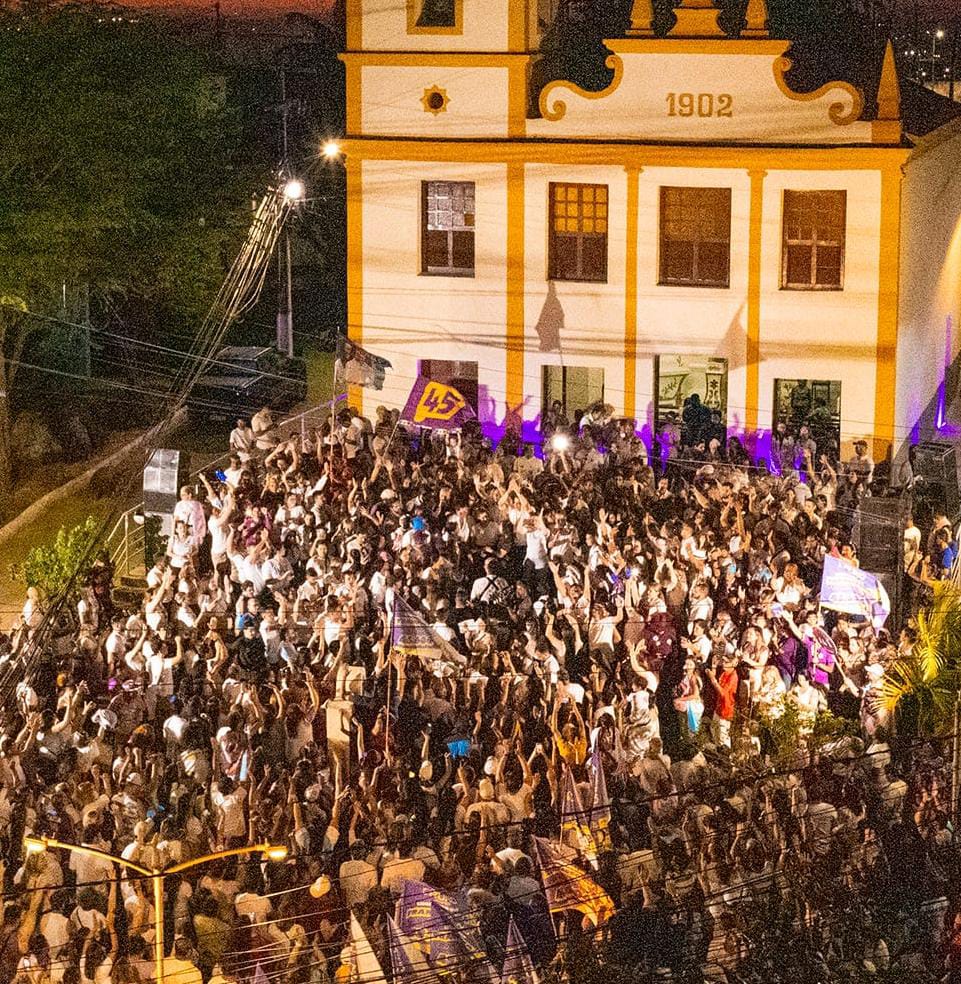 Multidão sobe as escadarias do Monte do Bom Jesus no Abraça Caruaru, com Raquel Lyra, Rodrigo Pinheiro e Dayse Silva