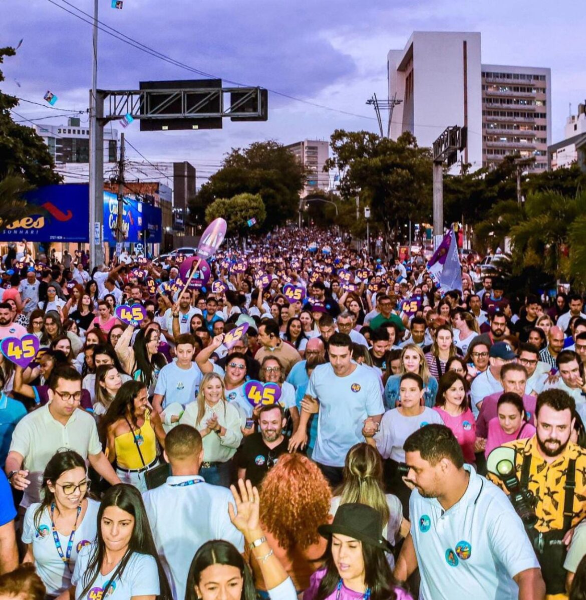 Multidão toma o centro de Caruaru nesta quarta-feira (2)