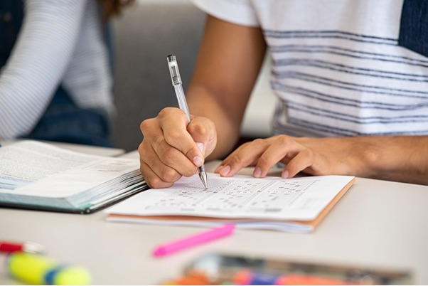 Por que o Ensino Superior Ainda é a Melhor Escolha para os Jovens ‘Nem Nem?