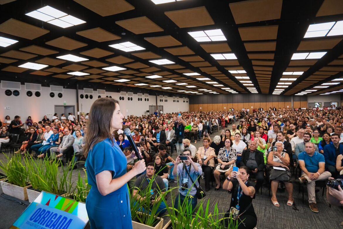 Governadora Raquel Lyra comanda evento em homenagem aos servidores estaduais e anuncia que salários serão pagos antecipadamente na próxima segunda-feira (28), ponto facultativo