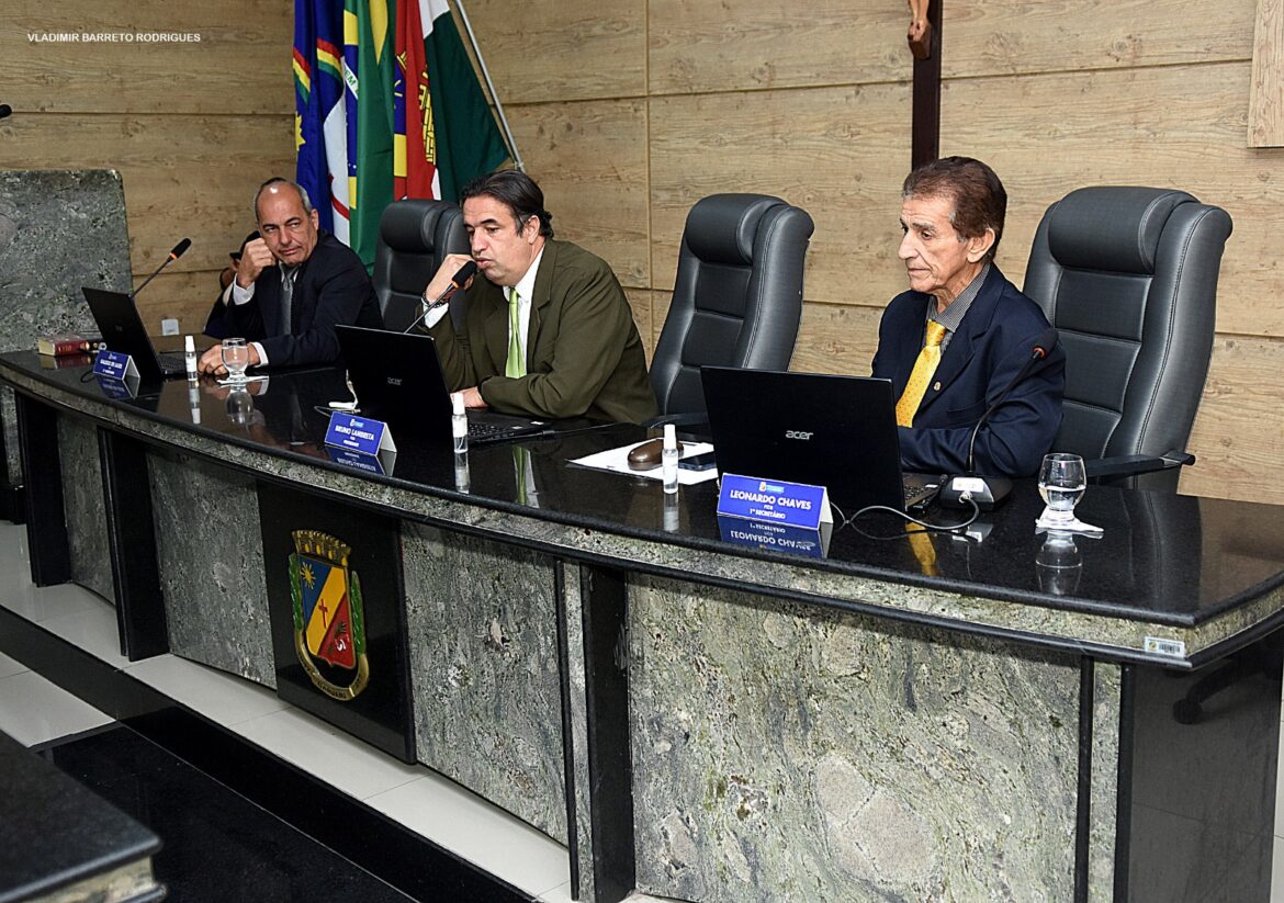 Nesta terça-feira (15), o Poder Legislativo de Caruaru debateu trajetórias parlamentares da Casa, bem como celebrou o Dia do Professor.