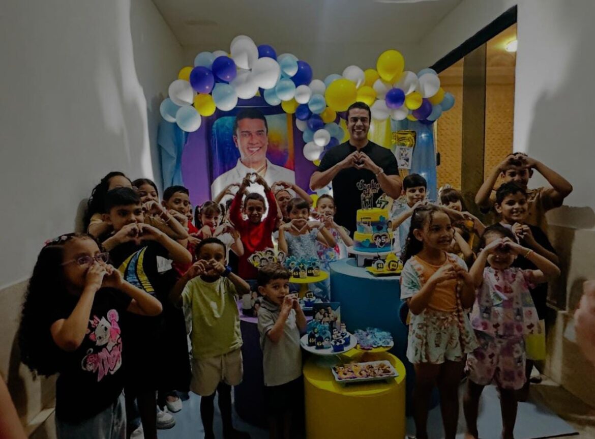 Prefeito de Caruaru, Rodrigo Pinheiro, surpreende ao participar de festa de aniversário inusitada de fã mirim