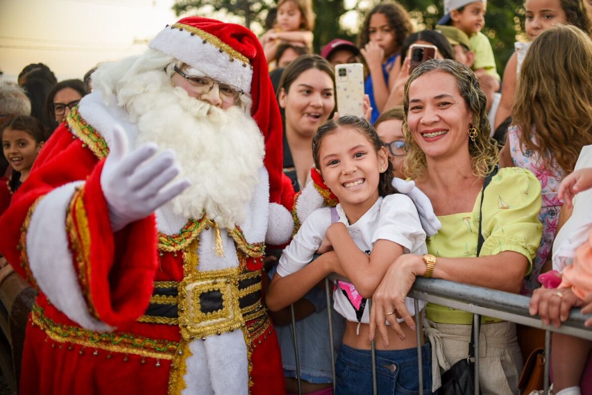 Crianças e adultos recepcionam Papai Noel no Encantos do Natal de Garanhuns