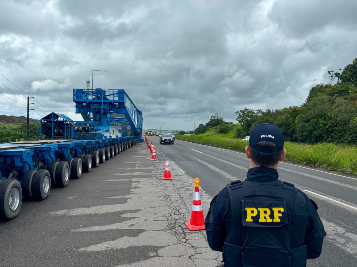 PRF realiza escolta do segundo transformador gigante em direção a Paraíba