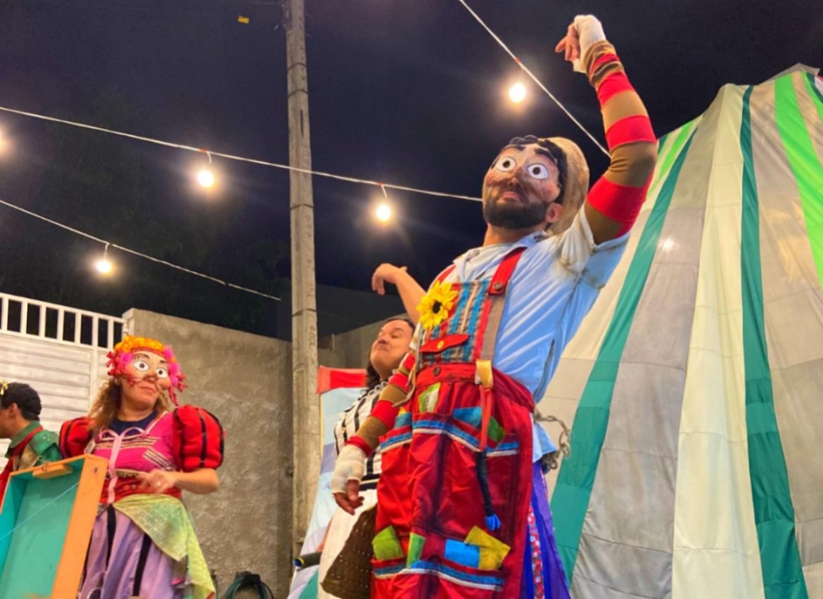 Espetáculo Alice no País de Caruaru realiza apresentações gratuitas em espaços emblemáticos da cidade Combinando elementos lúdicos e referências da cultura local, a peça homenageia a história e a identidade de Caruaru