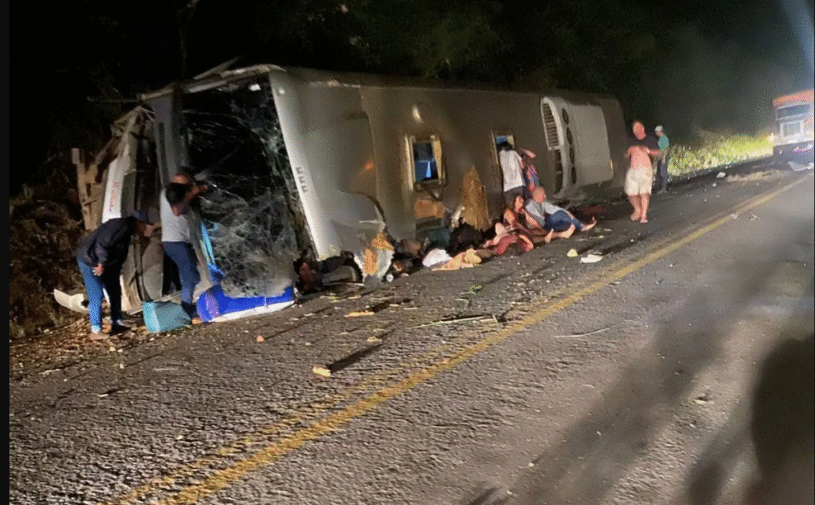 A Secretaria de Defesa Social divulga informações sobre acidente de ônibus na BR-423