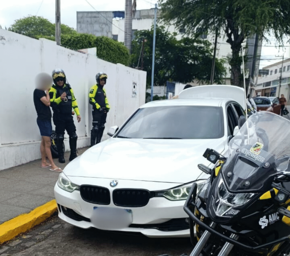 BMW de luxo é apreendido em Caruaru por infrações de trânsito