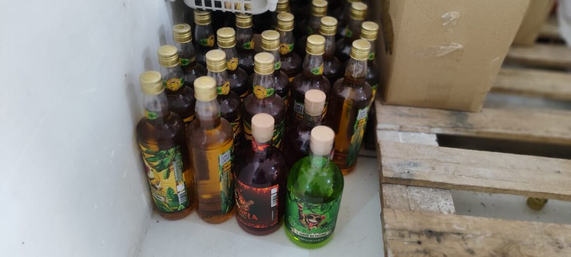 Fábrica clandestina de bebidas é fechada durante ação da Polícia Civil 