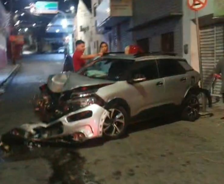 Motoqueiro sai de local arrastando sua moto após acidente em Caruaru