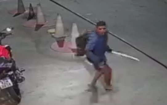 homem esfaqueia cachorro no bairro Santa Clara e foge