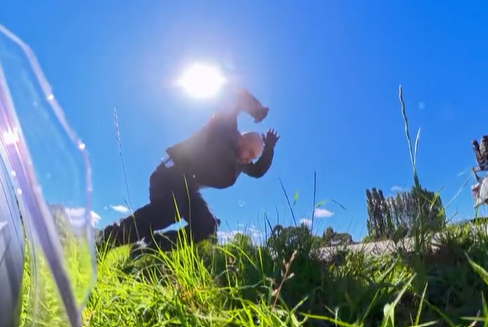Trator passa por cima de Harley-Davidson estacionada em rodovia de SC