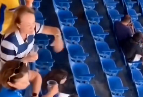 “Olha a tua cor” — Torcedora do Avaí é flagrada fazendo ataques preconceituosos