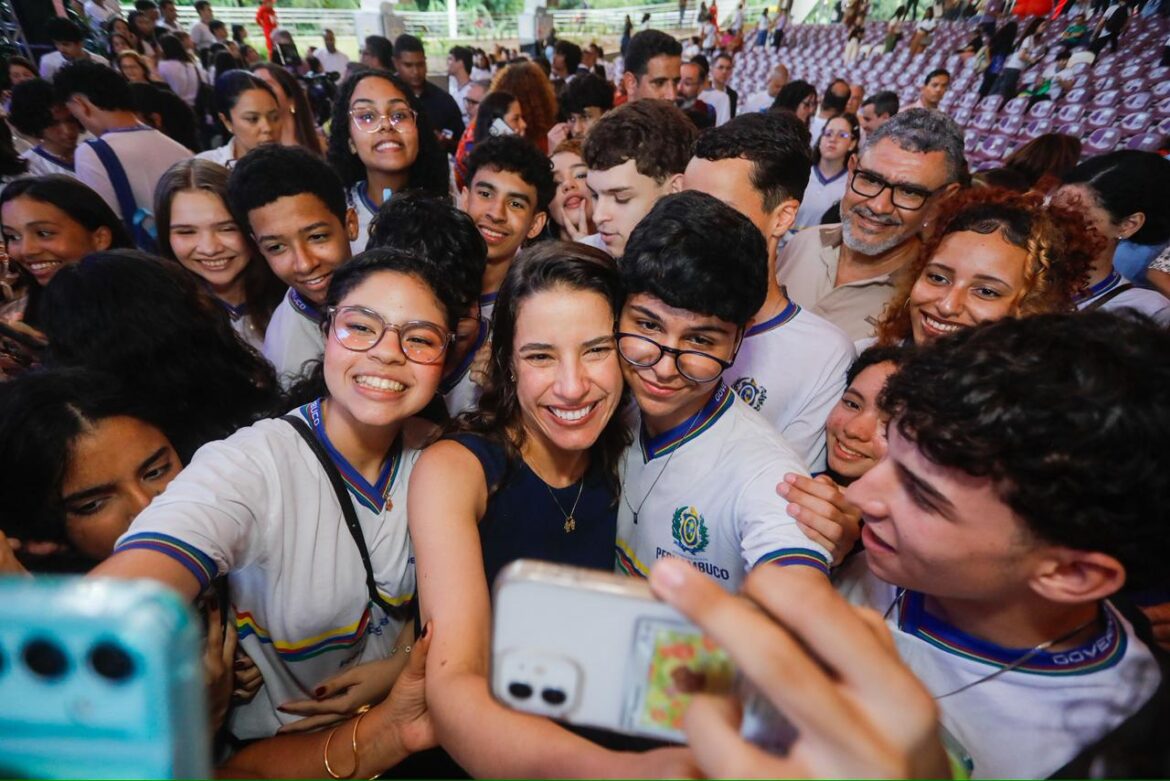 Raquel Lyra entrega kits de viagem a 700 estudantes que farão intercâmbio no Canadá