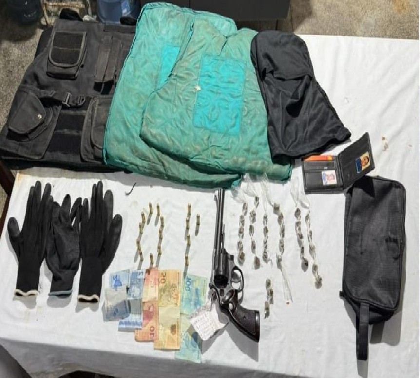 Homem é preso com arma, drogas e material tático em Ribeirão