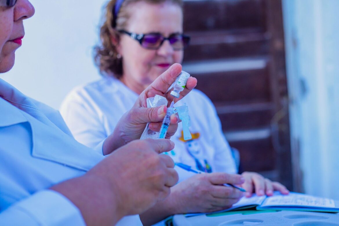 Caruaru recebe novo lote de vacinas contra influenza e convoca públicos prioritários