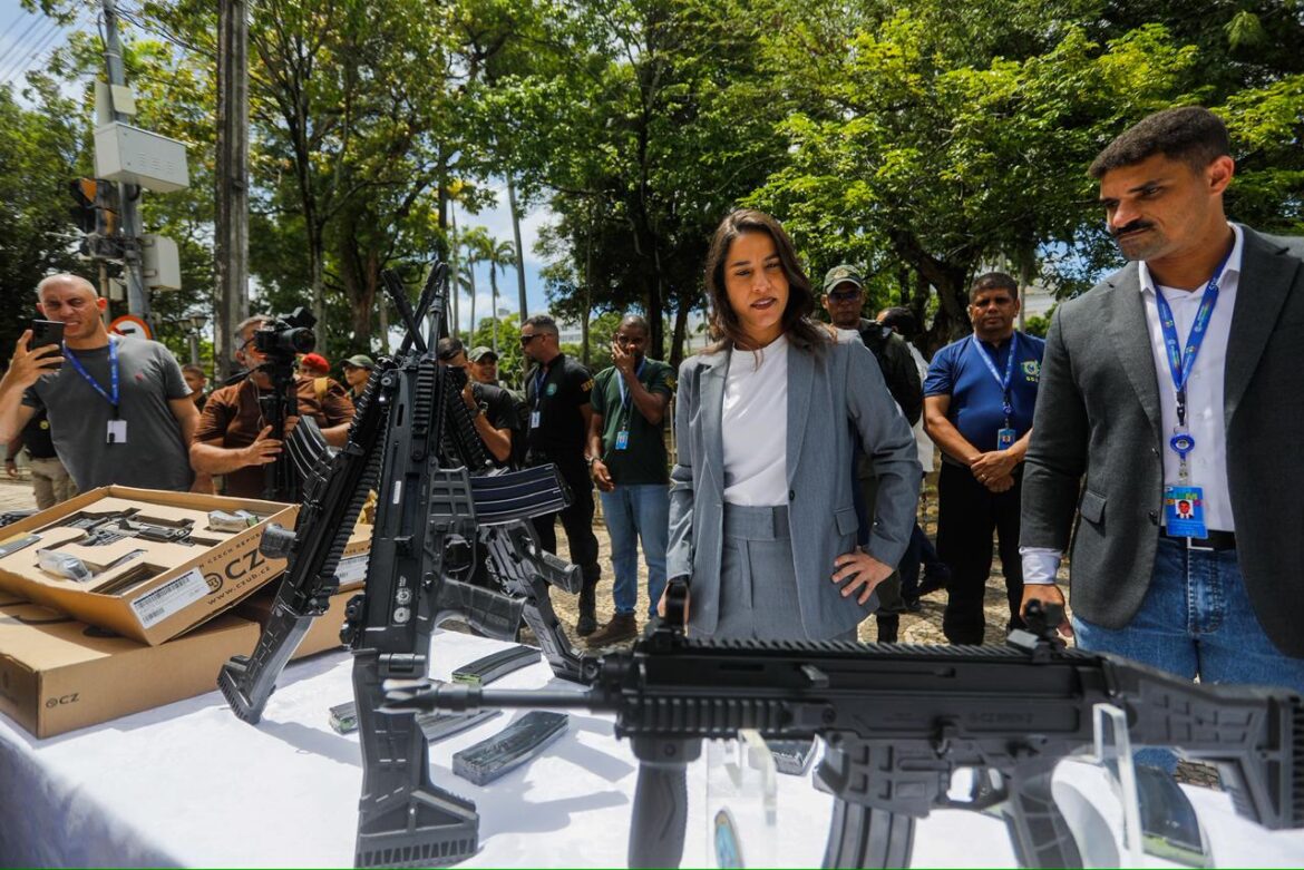 Governadora Raquel Lyra entrega de R$ 73 milhões em armas, viaturas e helicóptero