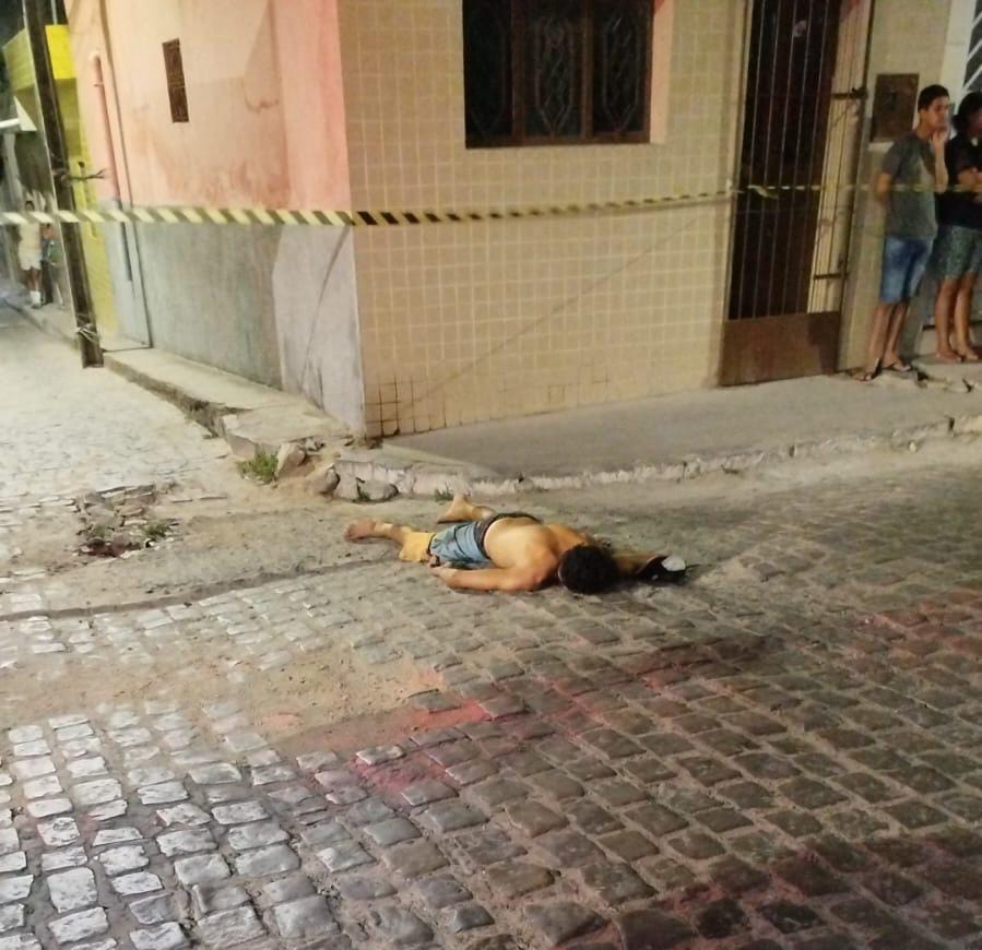 Morador de rua é assassinado a tiros entre os bairros Santa Rosa e Vassoural, em Caruaru
