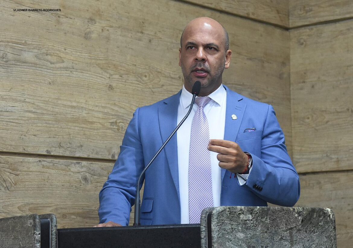 Anderson Correia pede federalização do Caso Orelha e intensifica cobrança por hospital veterinário 24h em Caruaru