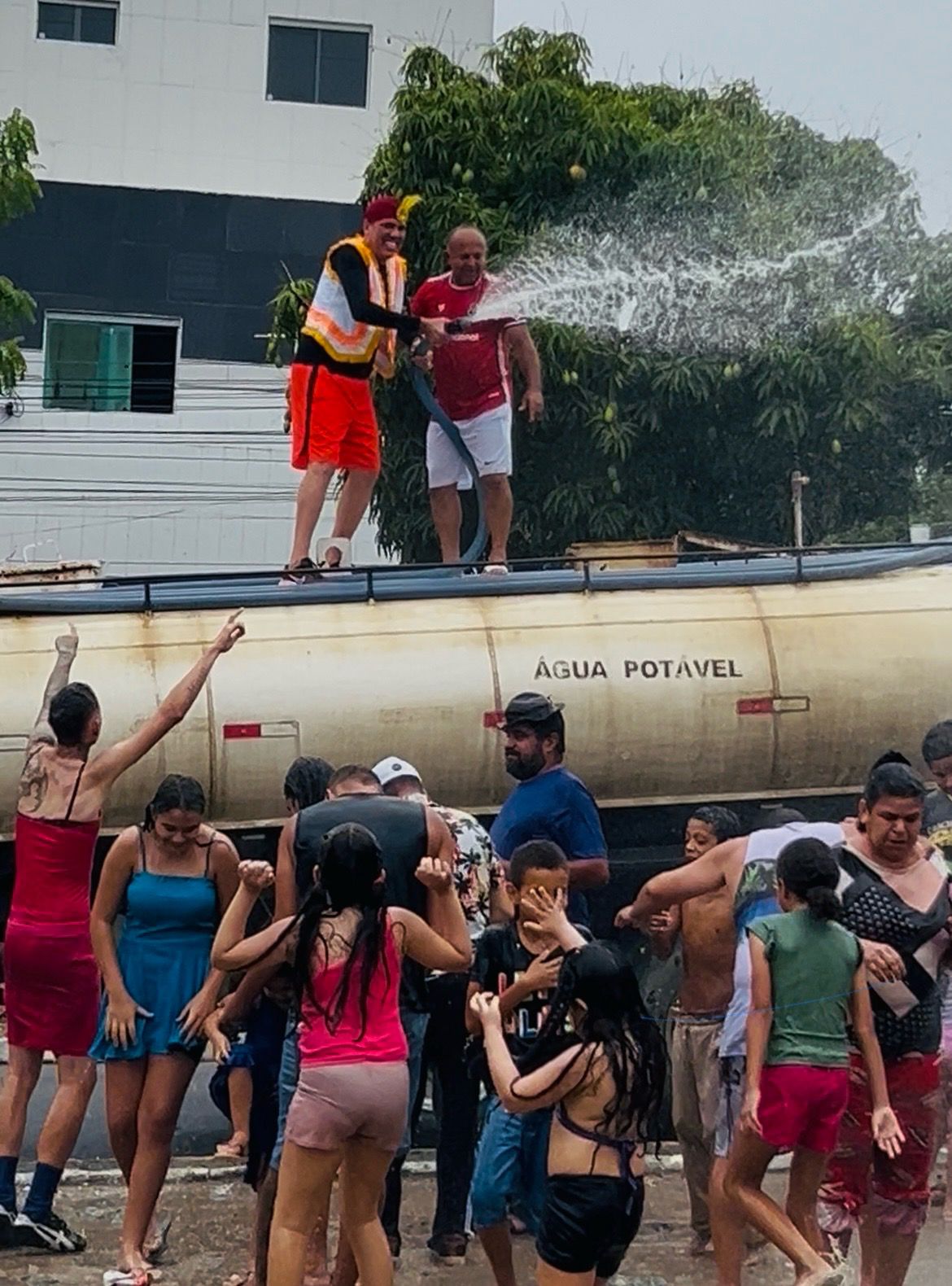 Júnior Letal leva clima de Carnaval ao Complexo Cidade Alta e reúne moradores em festa comunitária