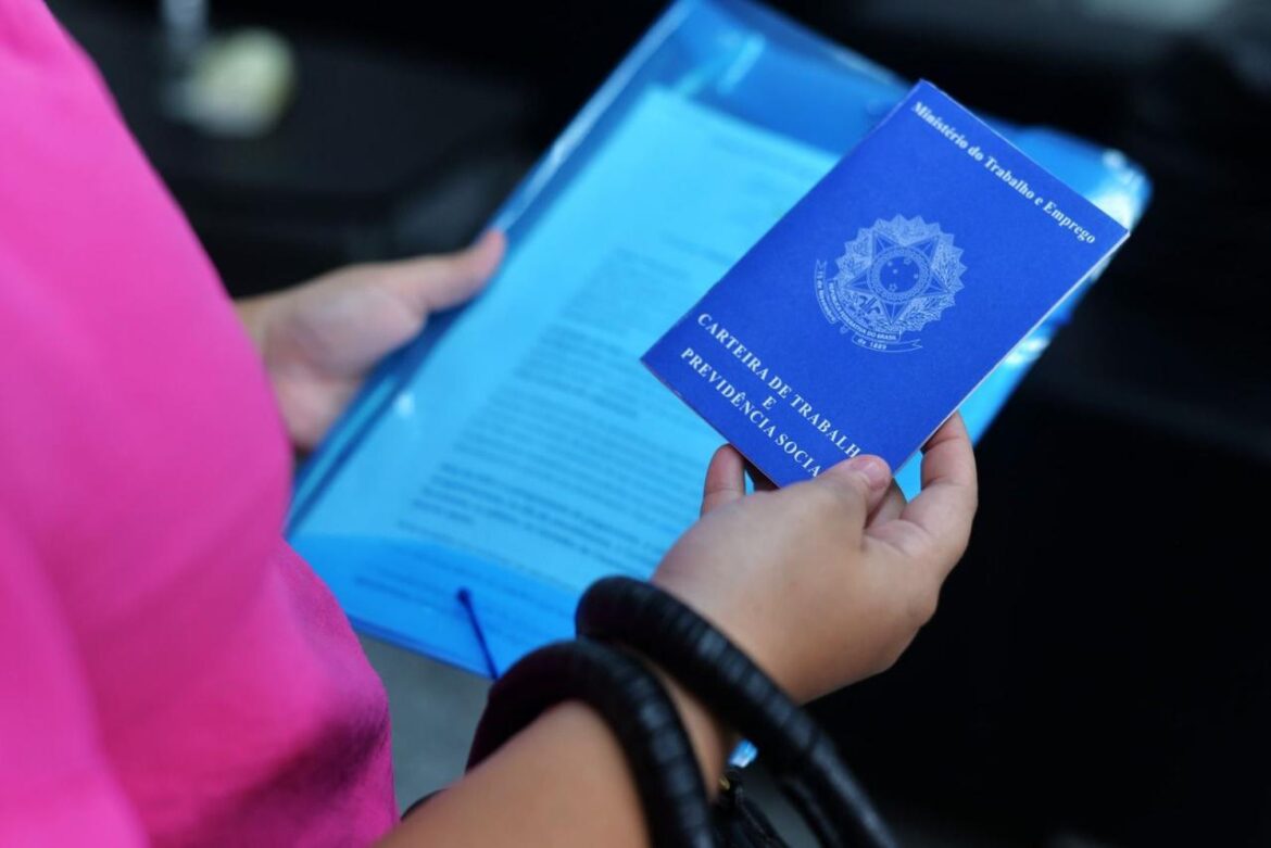 Pernambuco fecha 2025 com a menor taxa de desemprego dos últimos 11 anos, diz IBGE