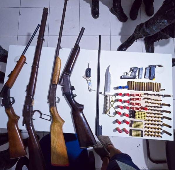 Polícia Militar prende dupla e apreende arsenal de armas e munições em Caruaru
