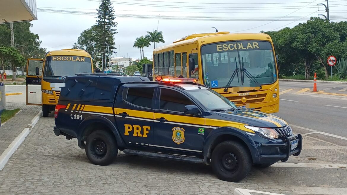 PRF intensifica fiscalização de transporte escolar no Agreste e encontra diversas irregularidades