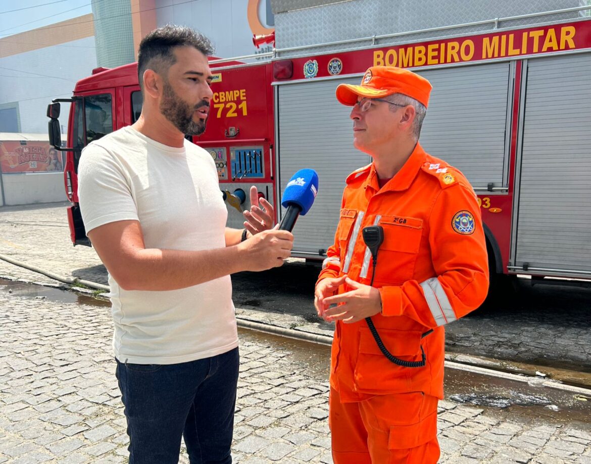 Incêndio em lojas no Indianópolis é controlado e bombeiros atuam nos últimos focos, afirma Major André