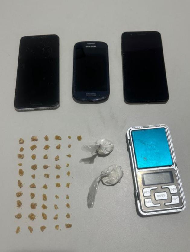 Polícia Militar apreende drogas, balança de precisão e celulares roubados durante operação em Caruaru