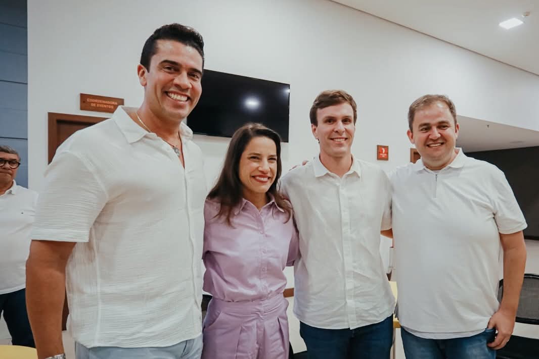 MIGUEL COELHO MUDA O JOGO E DECLARA APOIO A RAQUEL LYRA EM ATO POLÍTICO EM CARUARU