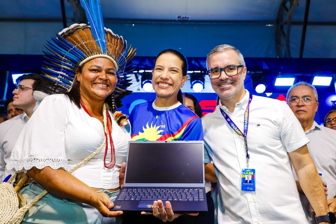 Na abertura do Clipe, em Serra Talhada, governadora Raquel Lyra entrega computadores para professores e autoriza obras do Complexo de Polícia Científica