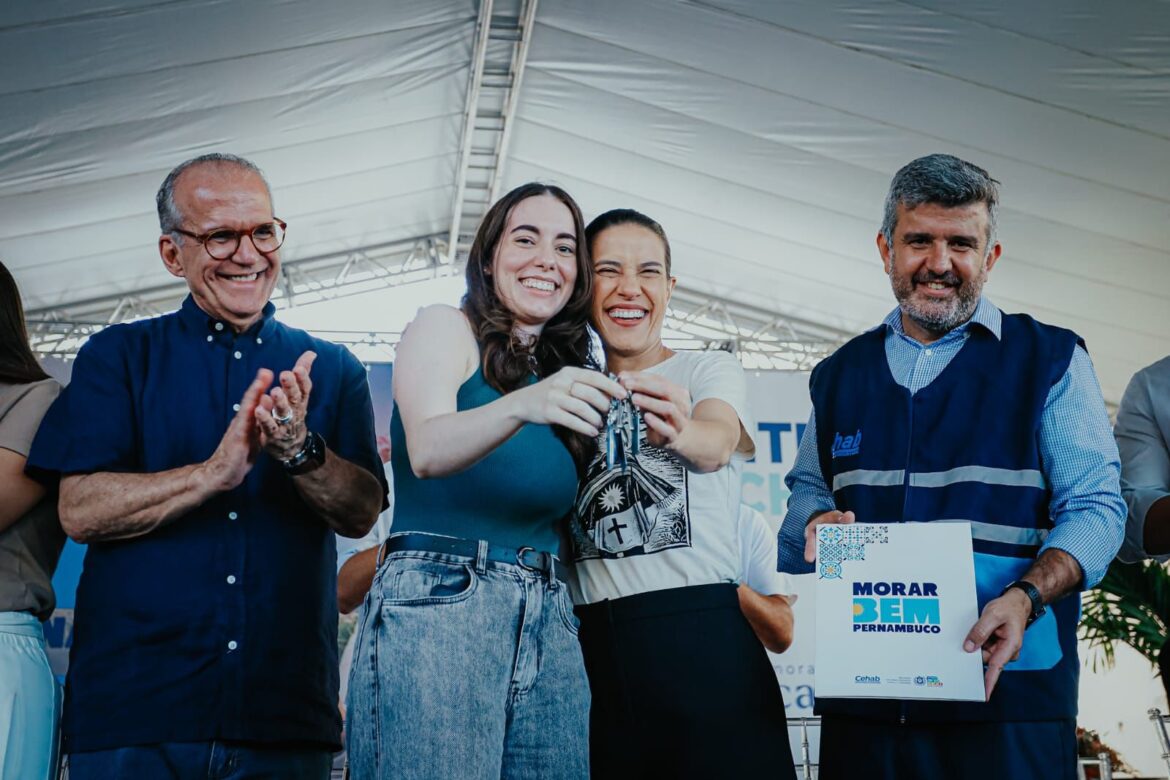 No Recife, governadora Raquel Lyra entrega chaves de 125 residências para famílias beneficiadas pelo Programa Morar Bem – Entrada Garantida