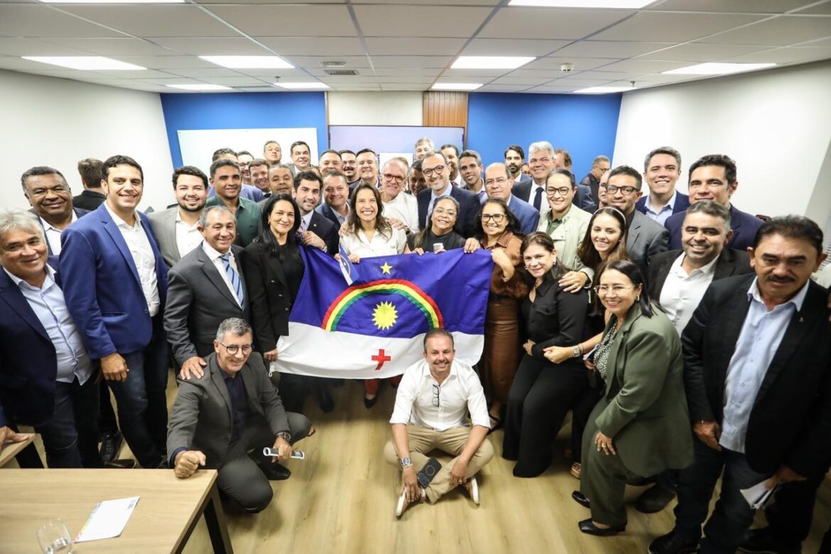 Em agenda com prefeitos pernambucanos em Brasília, governadora Raquel Lyra celebra assinatura do contrato de retomada da Transnordestina