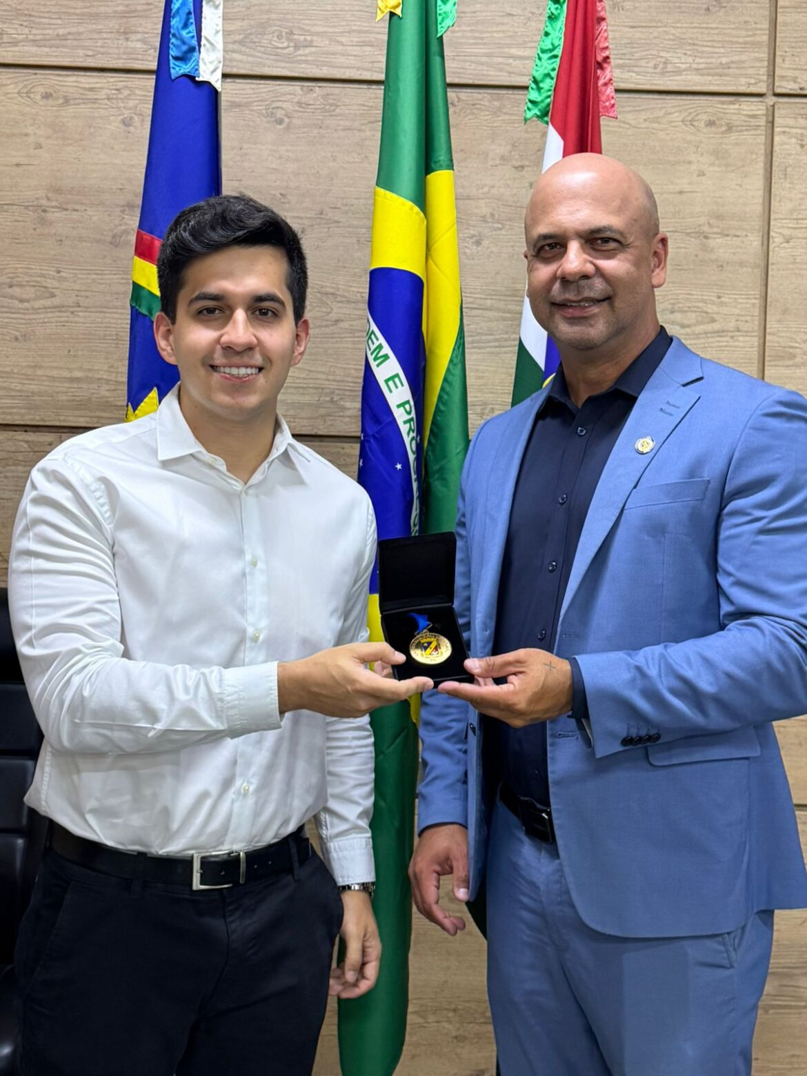 Anderson Correia homenageia Paulo Neto, atleta de eSports, na Câmara de Caruaru