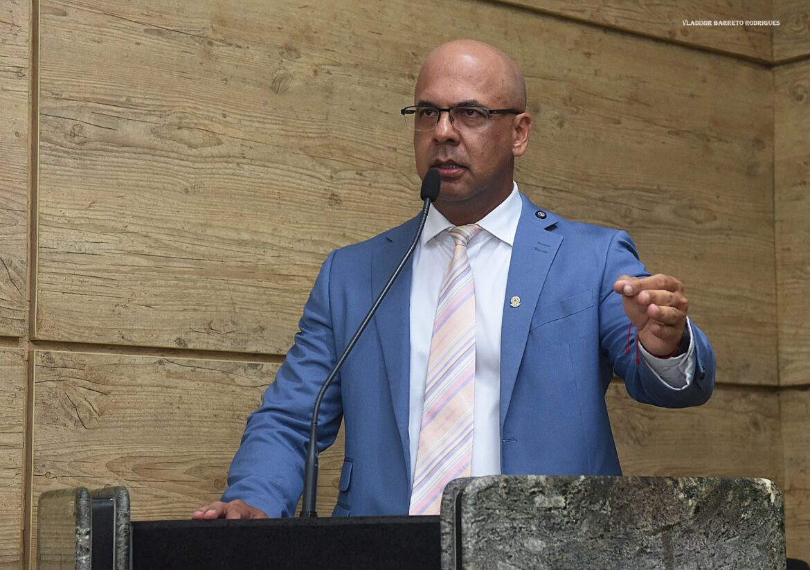 Autor do pedido do Hospital Público Veterinário em Caruaru, Anderson Correia solicita que equipamento tenha serviços completos